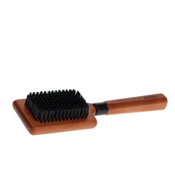Diese hochwertige Bürste von Noir Japandi ist die perfekte Wahl für eine schonende und effektive Fellpflege. Hergestellt aus strapazierfähigen Nylonborsten, sorgt sie für ein glänzendes und gesundes Fell. Der ergonomische Griff aus FSC-zertifiziertem Buchenholz mit dunkel gebeizter Oberfläche bietet nicht nur einen sicheren Halt, sondern auch höchsten Komfort bei der Anwendung. Diese Bürste ist ideal für die tägliche Pflege und eignet sich hervorragend für alle Felltypen. Mit den kompakten Maßen von 25 x 7 x 3 cm passt sie perfekt in jede Handtasche oder Pflegeset. Investieren Sie in die beste Fellpflege für Ihr Haustier und genießen Sie die Vorteile einer Top-Qualität Bürste!