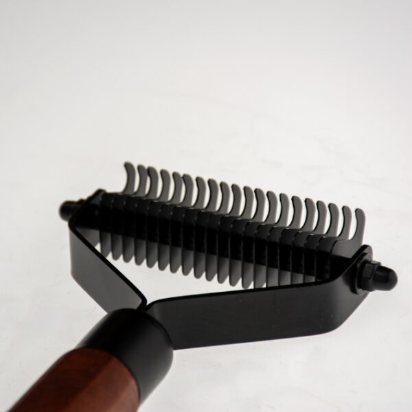 Entdecken Sie das hochwertige Trimmmesser von Noir Japandi, das aus robustem verzinktem Edelstahl gefertigt ist. Mit seinen speziell entwickelten Schneidklingen ermöglicht es ein schmerzloses Entfernen von losen Haaren und Unterwolle bei Hunden und Katzen. Die abgerundeten Klingen bieten zusätzliche Sicherheit, während der ergonomische Griff aus FSC-zertifiziertem Buchenholz mit dunkel gebeizter Oberfläche für optimalen Komfort sorgt. Dieses Top-Qualitätsprodukt verfügt über 20 Klingen und hat die Maße von ca. 19 x 9 x 2,5 cm. Achten Sie darauf, das Trimmmesser außerhalb der Reichweite von Kindern aufzubewahren, um Verletzungsgefahren zu vermeiden. Holen Sie sich jetzt das ideale Werkzeug für die Pflege Ihres pelzigen Freundes und genießen Sie eine einfache und effektive Fellpflege!