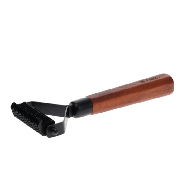 Entdecken Sie das hochwertige Trimmmesser von Noir Japandi, das aus robustem verzinktem Edelstahl gefertigt ist. Mit seinen speziell entwickelten Schneidklingen ermöglicht es ein schmerzloses Entfernen von losen Haaren und Unterwolle bei Hunden und Katzen. Die abgerundeten Klingen bieten zusätzliche Sicherheit, während der ergonomische Griff aus FSC-zertifiziertem Buchenholz mit dunkel gebeizter Oberfläche für optimalen Komfort sorgt. Dieses Top-Qualitätsprodukt verfügt über 20 Klingen und hat die Maße von ca. 19 x 9 x 2,5 cm. Achten Sie darauf, das Trimmmesser außerhalb der Reichweite von Kindern aufzubewahren, um Verletzungsgefahren zu vermeiden. Holen Sie sich jetzt das ideale Werkzeug für die Pflege Ihres pelzigen Freundes und genießen Sie eine einfache und effektive Fellpflege!