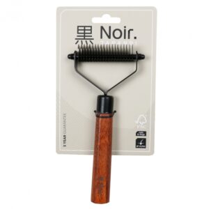 Entdecken Sie das hochwertige Trimmmesser von Noir Japandi, das aus robustem verzinktem Edelstahl gefertigt ist. Mit seinen speziell entwickelten Schneidklingen ermöglicht es ein schmerzloses Entfernen von losen Haaren und Unterwolle bei Hunden und Katzen. Die abgerundeten Klingen bieten zusätzliche Sicherheit, während der ergonomische Griff aus FSC-zertifiziertem Buchenholz mit dunkel gebeizter Oberfläche für optimalen Komfort sorgt. Dieses Top-Qualitätsprodukt verfügt über 20 Klingen und hat die Maße von ca. 19 x 9 x 2,5 cm. Achten Sie darauf, das Trimmmesser außerhalb der Reichweite von Kindern aufzubewahren, um Verletzungsgefahren zu vermeiden. Holen Sie sich jetzt das ideale Werkzeug für die Pflege Ihres pelzigen Freundes und genießen Sie eine einfache und effektive Fellpflege!