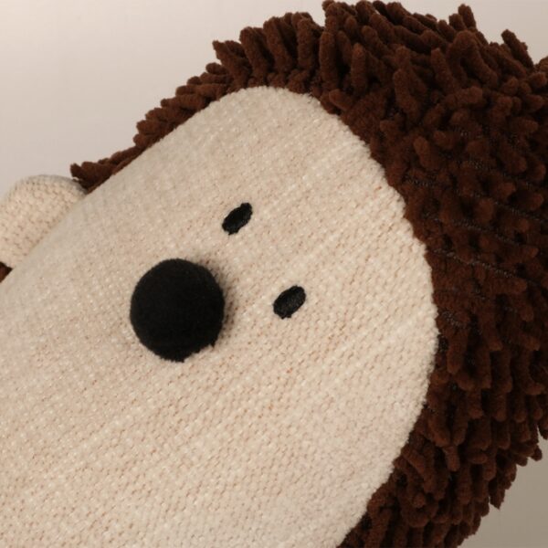 Entdecken Sie das perfekte Spielzeug für Ihre Katze! Dieses hochwertige Igelspielzeug aus Moppy-Stoff und Chenille sorgt für stundenlangen Spielspaß und regt den natürlichen Jagdinstinkt Ihrer Katze an. Es kommt inklusive einer Tüte Katzenminze, die das Interesse Ihrer Katze zusätzlich weckt. Der nachfüllbare Beutel mit praktischem Klettverschluss ermöglicht eine einfache Handhabung und sorgt dafür, dass das Spielzeug immer frisch bleibt. Mit den kompakten Maßen von 13 x 14 x 23 cm und der ansprechenden Farbgebung in Beige/Braun ist dieses Spielzeug nicht nur funktional, sondern auch ein schöner Hingucker in Ihrem Zuhause. Gönnen Sie Ihrer Katze das beste Spielzeug für unvergessliche Spielmomente!