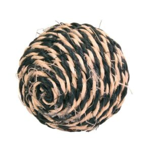 Dieser Sisal-Ball ist das ideale Spielzeug für Katzen und bietet nicht nur Spaß, sondern auch eine wertvolle Unterstützung bei der Krallenpflege. Hergestellt aus natürlichem, robustem Sisal, hilft er Ihrer Katze, die schuppige Oberschicht der Krallen sanft zu entfernen und verhindert so ein Einwachsen der Katzenkrallen. Die enthaltene spielanregende Kräutermischung mit Catnip sorgt dafür, dass dieses hochwertige Spielzeug lange interessant bleibt und Ihre Katze zum Spielen animiert. Mit einem Durchmesser von ca. 6 cm passt der Sisal-Ball perfekt in jede Katzenumgebung. Bitte beachten Sie, dass die Farben variieren und je nach Lagerbestand ausgewählt werden. Investieren Sie in die Gesundheit und das Wohlbefinden Ihrer Katze mit diesem praktischen und unterhaltsamen Krallenpflege-Spielzeug!
