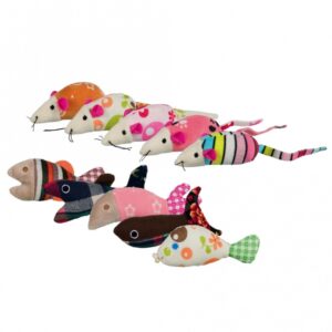 Die bunten Katzenspielzeuge in Form von Mäusen und Fischen sind das perfekte Spielzeug für Katzenliebhaber, die ihren pelzigen Freunden Abwechslung und Freude bieten möchten. Diese hochwertigen Spielzeuge bestehen aus weichem Stoff und Plüsch und sind zusätzlich mit einem verlockenden Catnip-Duft versehen, der das Spielvergnügen noch verstärkt. Mit einer Größe von ca. 9-12 cm sind sie ideal zum Jagen und Spielen geeignet. Die Katzenspielzeuge sind in verschiedenen Farben und Motiven erhältlich, wobei die Motivwahl je nach Lagerbestand erfolgt. Schenken Sie Ihrer Katze stundenlangen Spaß und fördern Sie ihre natürlichen Instinkte mit diesen tollen Katzenspielzeugen!