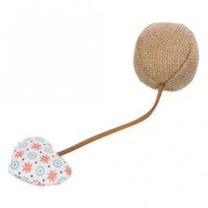 Entdecken Sie unser hochwertiges Katzenminze-Spielzeug aus robustem Polyester und Jute, das sowohl langlebig als auch umweltfreundlich ist. Mit einem Durchmesser von ca. 4,5 cm und einer Länge von 18 cm ist dieses Spielzeug perfekt für Katzen jeden Alters geeignet. Die natürliche Katzenminze sorgt für stundenlangen Spielspaß und regt die Sinne Ihrer Katze an. Gönnen Sie Ihrer Katze das beste Spielzeug für mehr Freude und Bewegung – ideal für gesunde und glückliche Katzen!