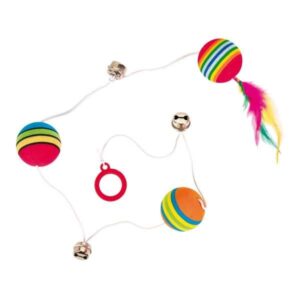Dieses hochwertige Katzenspielzeug von Trixie sorgt für stundenlangen Spielspaß und ist ideal für aktive Katzen. Es besteht aus drei bunten Rainbow-Bällen aus weichem Schaumstoff, die perfekt für das Herumtollen und Jagen geeignet sind. Zusätzlich sind drei Glöckchen an einem elastischen Gummiband befestigt, was das Spielzeug besonders ansprechend macht. Mit einer Länge von ca. 80 cm und einer Ballgröße von ca. 3,5 cm bietet es vielfältige Spielmöglichkeiten, die die Neugier Ihrer Katze wecken. Gönnen Sie Ihrer Katze dieses unterhaltsame Spielzeug und fördern Sie gleichzeitig ihre Bewegungsfreude und Koordination!