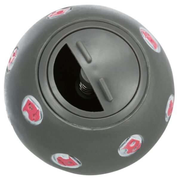 Der Snack Ball für Katzen ist das perfekte Spielzeug für stundenlangen Spaß und fördert die natürliche Neugier Ihrer Katze. Verstecken Sie die Lieblingsleckerbissen Ihrer Katze im Inneren des Balls, und beobachten Sie, wie sie mit Begeisterung versucht, jede Leckerei durch die verstellbare Öffnung zu ergattern. Dieses interaktive Spielzeug weckt den Jagdtrieb Ihrer Katze und sorgt dafür, dass sie aktiv bleibt, bis der letzte Snack herausgefallen ist. Hergestellt aus robustem, leicht zu reinigendem Kunststoff, ist der Snack Ball mit einem Durchmesser von 7 cm ideal für Katzen jeden Alters. Bitte beachten Sie, dass der Snack Ball in verschiedenen Farben erhältlich ist, eine Farbwahl jedoch nicht möglich ist. Machen Sie das Spielvergnügen Ihrer Katze noch spannender mit diesem hochwertigen und günstigen Snack Ball!
