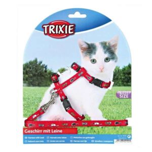 Das hochwertig verarbeitete Kätzchen-Geschirr ist ideal für Kätzchen und kleine Katzen und bietet höchsten Komfort bei Spaziergängen. Hergestellt aus robustem Nylon mit liebevollen Katzenmotiven, lässt sich das Geschirr stufenlos verstellen und passt sich perfekt der Körperform Ihrer Katze an. Im Lieferumfang ist eine passende Leine mit einer Länge von 120 cm enthalten, die für zusätzliche Sicherheit sorgt. Die praktischen Schnappverschlüsse aus Kunststoff gewährleisten eine einfache Handhabung. Das Geschirr ist für Halsgrößen von ca. 21 bis 34 cm geeignet und hat eine Breite von 8 mm. Bitte beachten Sie, dass die Farben je nach Lagerbestand variieren können, eine Farbwahl ist leider nicht möglich. Investieren Sie in dieses praktische und stylische Kätzchen-Geschirr für unvergessliche Abenteuer mit Ihrer geliebten Katze!