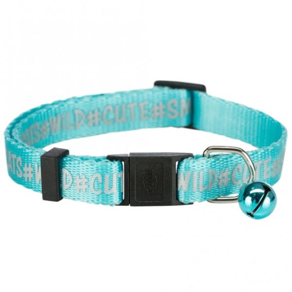 Das hochwertige Katzenhalsband aus strapazierfähigem Nylon ist mit reflektierenden Aufdrucken ausgestattet, die für zusätzliche Sicherheit bei Dämmerung und Nacht sorgen. Es verfügt über einen praktischen Snap & Easy Sicherheitsschnellverschluss, der ein einfaches An- und Ablegen ermöglicht, sowie ein Glöckchen, das Ihnen hilft, Ihre Katze im Blick zu behalten. Mit einer stufenlosen Verstellbarkeit von ca. 19,5 bis 30,5 cm passt das Halsband optimal an den Hals Ihrer Katze und bietet hohen Tragekomfort. Dieses Katzenhalsband ist in verschiedenen Farben erhältlich, wobei die Farbwahl je nach Lagerbestand erfolgt. Setzen Sie auf Qualität und Sicherheit für Ihre Katze mit diesem stilvollen und funktionalen Halsband!