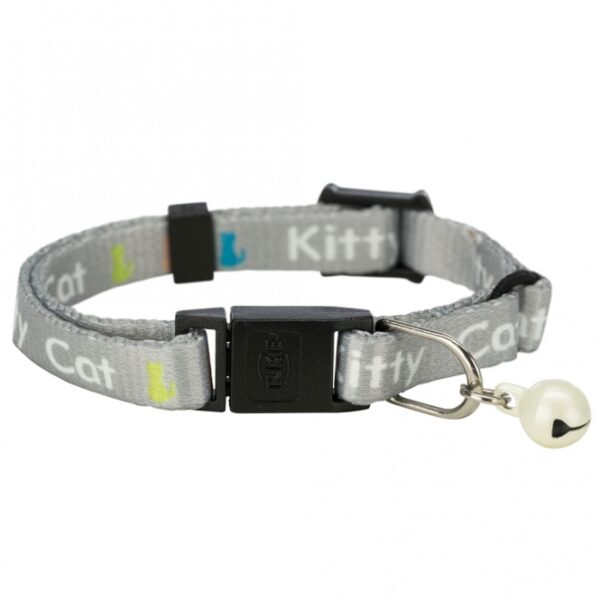 Dieses hochwertige Kätzchenhalsband aus strapazierfähigem Nylon mit einem niedlichen Kitty Cat Motivdruck ist perfekt für Kätzchen und kleine Katzen geeignet. Der praktische Snap & Easy Sicherheitsverschluss sorgt für zusätzliche Sicherheit, während die integrierte Schelle für ein angenehmes Geräusch sorgt, das Ihre Katze nicht stört. Der Gummizug ermöglicht ein einfaches Anziehen und erhöht den Tragekomfort. Das Halsband ist stufenlos verstellbar von ca. 16 bis 21 cm und hat eine Breite von etwa 8 mm. Erhältlich in verschiedenen Farben, wobei die genaue Farbwahl je nach Lagerbestand variiert. Sorgen Sie für einen stilvollen Auftritt Ihrer Katze mit diesem funktionalen und modischen Halsband!