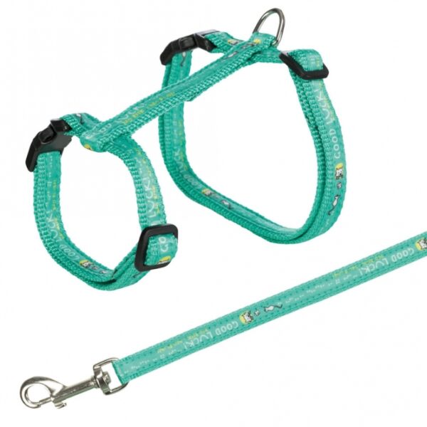 Dieser hochwertige Katzenharness ist speziell für große Katzen konzipiert und bietet höchsten Tragekomfort. Mit einem aufgenähten Motivband und einem stufenlos verstellbaren Gurtband lässt sich das Geschirr individuell anpassen, um optimalen Halt zu gewährleisten. Die praktischen Schnappverschlüsse sorgen für eine sichere und einfache Handhabung. Der Bauchumfang ist flexibel von ca. 34 bis 57 cm einstellbar, während die Breite des Gurtbands bei 13 mm liegt. Die dazugehörige Leine hat eine Länge von 1,20 m, ideal für entspannte Spaziergänge. Bitte beachten Sie, dass die Farbwahl aufgrund des Lagerbestands nicht möglich ist – Sie erhalten eine zufällige, attraktive Farbe. Dieses Katzenharness verbindet Funktionalität mit Stil und ist die perfekte Wahl für verantwortungsvolle Katzenbesitzer, die Wert auf Sicherheit und Qualität legen.