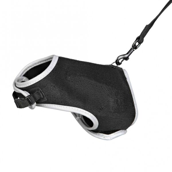Entdecken Sie unser hochwertiges Softgeschirr aus atmungsaktivem Mesh-Material, das optimalen Tragekomfort für Ihren Hund bietet. Mit der stufenlos verstellbaren Passform im Brust- und Bauchbereich sorgt es für einen sicheren Sitz, während der zusätzliche Schnappverschluss zusätzliche Sicherheit gewährleistet. Die weiche Polsterung und die reflektierenden Paspeln sorgen nicht nur für angenehmen Tragekomfort, sondern auch für Sichtbarkeit bei Dämmerung. Dieses praktische Hundegeschirr wird mit einer vollelastischen Leine von 1,20 m geliefert und ist bei 30°C waschbar. Der Bauchumfang reicht von ca. 24-42 cm und ist in verschiedenen Farben erhältlich, wobei die Farbwahl je nach Lagerbestand erfolgt. Investieren Sie in Qualität und Komfort für Ihren vierbeinigen Freund!