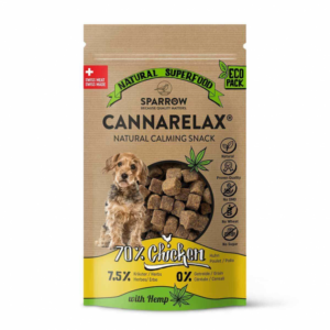 Die SPARROW Pet CannaRelax® Snacks sind 100% natürliche Halbfeucht-Snacks, die speziell für Hunde entwickelt wurden, um in stressigen Situationen wie Gewitter, Autofahrten oder Tierarztbesuchen zu beruhigen. Mit einem hohen Anteil von 70% saftigem Schweizer Hühnerfleisch bieten diese leckeren Snacks nicht nur einen hervorragenden Umami-Geschmack, sondern sind auch frei von Getreide und Weizen sowie ohne Süßstoffe. Die wertvollen Inhaltsstoffe wie nährstoffreicher Hanf und bewährte Kräuter wie Johanniskraut, Melisse und Passionsblume unterstützen die Nervenstärke und fördern die Aufmerksamkeit Ihres Hundes. Diese hochwertigen Monoprotein-Snacks sind ideal für Hunde, die unter Angst oder Nervosität leiden, und helfen, das Wohlbefinden Ihres vierbeinigen Freundes nachhaltig zu verbessern. Genießen Sie die Vorteile eines gesunden Snacks, der die Psyche Ihres Hundes stärkt und gleichzeitig köstlich schmeckt!