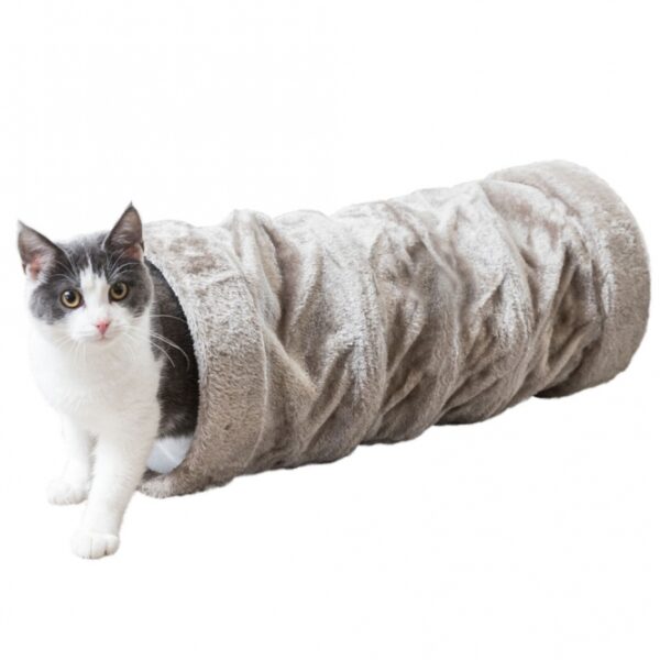 Der hochwertige Spieltunnel aus weichem Plüsch (Polyester) ist der perfekte Rückzugsort für Ihre Katze oder Ihren Welpen. Mit seinen großzügigen Maßen von ca. 22 x 60 cm (Durchmesser x Länge) bietet er ausreichend Platz zum Entspannen und Spielen. Die integrierte Raschelfolie sorgt für zusätzlichen Spielspaß und stimuliert die Neugier Ihres Haustiers. Dieser graue Spieltunnel vereint hohe Qualität mit einem ansprechenden Design und ist ein ideales Spielzeug für aktive Tiere. Gönnen Sie Ihrem Haustier diesen gemütlichen und unterhaltsamen Rückzugsort!