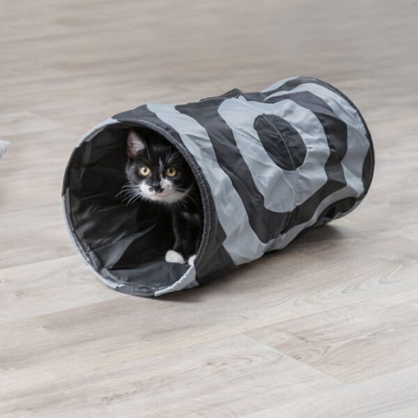 Der Rascheltunnel Crunch ist aus hochwertigem Nylon gefertigt und bietet Ihrer Katze oder Ihrem Welpen ein unvergleichliches Spielvergnügen, sowohl drinnen als auch draußen. Die integrierte Raschelfolie regt nicht nur die Spielfreude von Katzen an, sondern hilft auch Welpen, frühzeitig Ängste vor Geräuschen zu überwinden. Dieser Tunnel ist zudem ein perfekter Rückzugsort für Katzen, um sich zu entspannen und zu erholen. Mit einer Länge von ca. 50 cm und einem Durchmesser von ca. 25 cm ist der Rascheltunnel ideal für jedes Zuhause. Bitte beachten Sie, dass das Bild lediglich ein Farbbeispiel zeigt und die tatsächlichen Farben abweichen können. Gönnen Sie Ihrem Haustier das beste Spielzeug für mehr Spaß und Sicherheit!