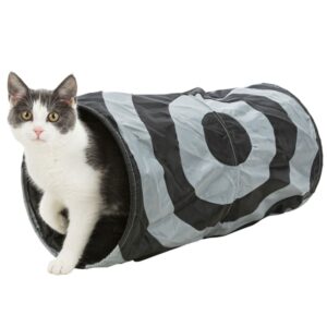 Der Rascheltunnel Crunch ist aus hochwertigem Nylon gefertigt und bietet Ihrer Katze oder Ihrem Welpen ein unvergleichliches Spielvergnügen, sowohl drinnen als auch draußen. Die integrierte Raschelfolie regt nicht nur die Spielfreude von Katzen an, sondern hilft auch Welpen, frühzeitig Ängste vor Geräuschen zu überwinden. Dieser Tunnel ist zudem ein perfekter Rückzugsort für Katzen, um sich zu entspannen und zu erholen. Mit einer Länge von ca. 50 cm und einem Durchmesser von ca. 25 cm ist der Rascheltunnel ideal für jedes Zuhause. Bitte beachten Sie, dass das Bild lediglich ein Farbbeispiel zeigt und die tatsächlichen Farben abweichen können. Gönnen Sie Ihrem Haustier das beste Spielzeug für mehr Spaß und Sicherheit!