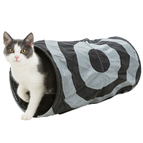 Der Rascheltunnel Crunch ist aus hochwertigem Nylon gefertigt und bietet Ihrer Katze oder Ihrem Welpen ein unvergleichliches Spielvergnügen, sowohl drinnen als auch draußen. Die integrierte Raschelfolie regt nicht nur die Spielfreude von Katzen an, sondern hilft auch Welpen, frühzeitig Ängste vor Geräuschen zu überwinden. Dieser Tunnel ist zudem ein perfekter Rückzugsort für Katzen, um sich zu entspannen und zu erholen. Mit einer Länge von ca. 50 cm und einem Durchmesser von ca. 25 cm ist der Rascheltunnel ideal für jedes Zuhause. Bitte beachten Sie, dass das Bild lediglich ein Farbbeispiel zeigt und die tatsächlichen Farben abweichen können. Gönnen Sie Ihrem Haustier das beste Spielzeug für mehr Spaß und Sicherheit!