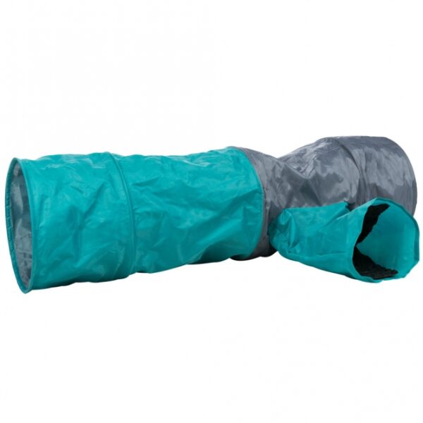 Der Rascheltunnel Crunch ist aus hochwertigem Nylon gefertigt und bietet Ihrer Katze das beste Spielvergnügen sowohl drinnen als auch draußen. Mit seiner speziellen eingenähten Raschelfolie wird der natürliche Spieltrieb Ihrer Katze angeregt, was für stundenlangen Spaß sorgt. Der extra lange Tunnel misst ca. 115 cm in der Länge und hat einen Durchmesser von ca. 30 cm. Er verfügt über vier Ein- und Ausgänge, perfekt zum Verstecken und Lauern, sowie zwei seitliche Abzweigungen. Zudem ist er ein idealer Rückzugsort für Entspannung und Ruhe. Gönnen Sie Ihrer Katze dieses hochwertige Spielzeug für unvergessliche Abenteuer! Die Farben können von der Abbildung abweichen.