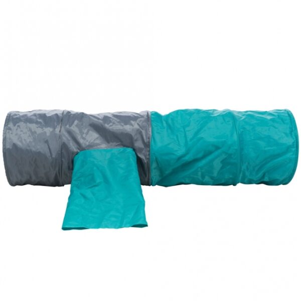 Der Rascheltunnel Crunch ist aus hochwertigem Nylon gefertigt und bietet Ihrer Katze das beste Spielvergnügen sowohl drinnen als auch draußen. Mit seiner speziellen eingenähten Raschelfolie wird der natürliche Spieltrieb Ihrer Katze angeregt, was für stundenlangen Spaß sorgt. Der extra lange Tunnel misst ca. 115 cm in der Länge und hat einen Durchmesser von ca. 30 cm. Er verfügt über vier Ein- und Ausgänge, perfekt zum Verstecken und Lauern, sowie zwei seitliche Abzweigungen. Zudem ist er ein idealer Rückzugsort für Entspannung und Ruhe. Gönnen Sie Ihrer Katze dieses hochwertige Spielzeug für unvergessliche Abenteuer! Die Farben können von der Abbildung abweichen.