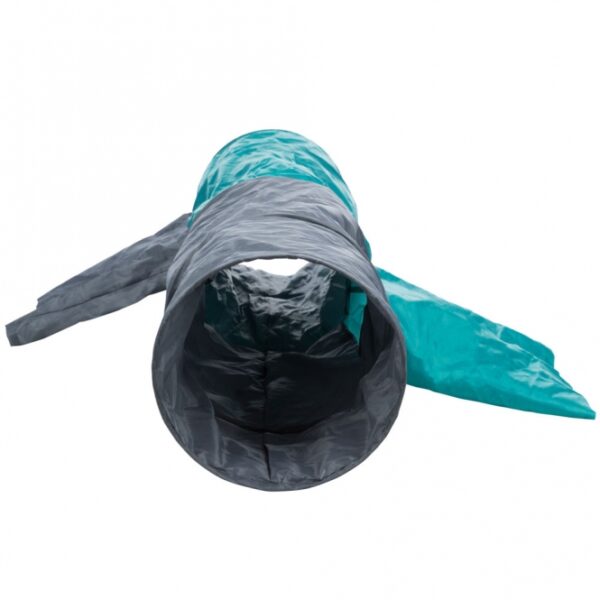 Der Rascheltunnel Crunch ist aus hochwertigem Nylon gefertigt und bietet Ihrer Katze das beste Spielvergnügen sowohl drinnen als auch draußen. Mit seiner speziellen eingenähten Raschelfolie wird der natürliche Spieltrieb Ihrer Katze angeregt, was für stundenlangen Spaß sorgt. Der extra lange Tunnel misst ca. 115 cm in der Länge und hat einen Durchmesser von ca. 30 cm. Er verfügt über vier Ein- und Ausgänge, perfekt zum Verstecken und Lauern, sowie zwei seitliche Abzweigungen. Zudem ist er ein idealer Rückzugsort für Entspannung und Ruhe. Gönnen Sie Ihrer Katze dieses hochwertige Spielzeug für unvergessliche Abenteuer! Die Farben können von der Abbildung abweichen.