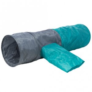 Der Rascheltunnel Crunch ist aus hochwertigem Nylon gefertigt und bietet Ihrer Katze das beste Spielvergnügen sowohl drinnen als auch draußen. Mit seiner speziellen eingenähten Raschelfolie wird der natürliche Spieltrieb Ihrer Katze angeregt, was für stundenlangen Spaß sorgt. Der extra lange Tunnel misst ca. 115 cm in der Länge und hat einen Durchmesser von ca. 30 cm. Er verfügt über vier Ein- und Ausgänge, perfekt zum Verstecken und Lauern, sowie zwei seitliche Abzweigungen. Zudem ist er ein idealer Rückzugsort für Entspannung und Ruhe. Gönnen Sie Ihrer Katze dieses hochwertige Spielzeug für unvergessliche Abenteuer! Die Farben können von der Abbildung abweichen.
