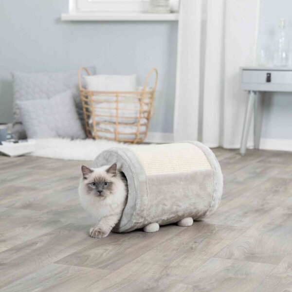 Dieser elegante Sisal/Plüsch Katzenkorb aus hochwertigem Polyester (400 g/m²) bietet Ihrem Haustier einen komfortablen Rückzugsort. Mit einem Durchmesser von ca. 27 cm und einer Länge von ca. 39 cm ist er ideal für Katzen jeder Größe. Das herausnehmbare Kissen mit Polyestervlies-Füllung sorgt für zusätzlichen Komfort und kann ganz einfach per Handwäsche gereinigt werden. Die stilvolle graue Farbe fügt sich harmonisch in jedes Zuhause ein und macht diesen Katzenkorb zu einem attraktiven Möbelstück. Investieren Sie in die hohe Qualität und den besten Komfort für Ihr Haustier – dieser Katzenkorb ist die perfekte Wahl für anspruchsvolle Tierbesitzer!