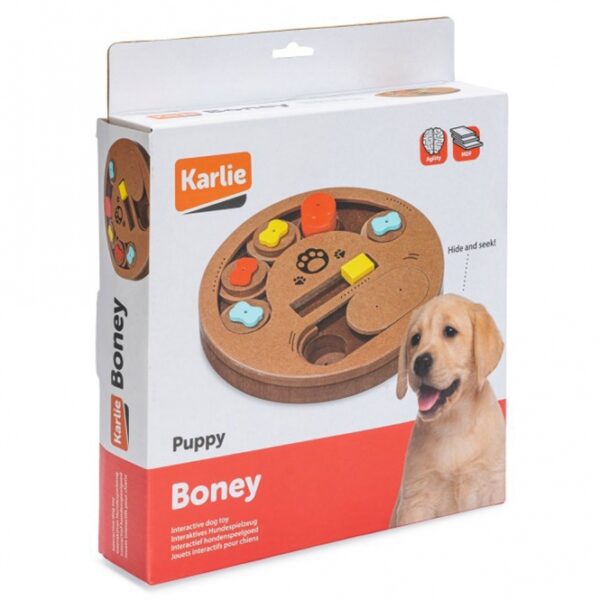 Entdecken Sie das Karlie Hundespielzeug Doggy Brain Train Boney, das speziell für Welpen entwickelt wurde und ideal für die mentale Stimulation ist. Mit diesem hochwertigen Intelligenzspielzeug kann Ihr Welpe spielerisch nach leckeren Hundeleckerlis suchen und gleichzeitig seine Nase trainieren. Die Schieber und Deckel aus robustem Holz ermöglichen es, die Leckerlis sicher zu verstecken, was das Spiel noch spannender macht. Die kompakten Maße von ca. 23 x 23 x 2,5 cm machen es perfekt für kleine Hunde. Fördern Sie das geistige Wachstum Ihres Welpen mit diesem tollen und günstigen Spielzeug, das Spaß und Lernen kombiniert!