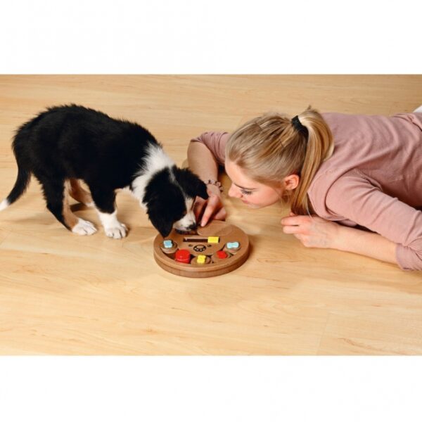 Entdecken Sie das Karlie Hundespielzeug Doggy Brain Train Boney, das speziell für Welpen entwickelt wurde und ideal für die mentale Stimulation ist. Mit diesem hochwertigen Intelligenzspielzeug kann Ihr Welpe spielerisch nach leckeren Hundeleckerlis suchen und gleichzeitig seine Nase trainieren. Die Schieber und Deckel aus robustem Holz ermöglichen es, die Leckerlis sicher zu verstecken, was das Spiel noch spannender macht. Die kompakten Maße von ca. 23 x 23 x 2,5 cm machen es perfekt für kleine Hunde. Fördern Sie das geistige Wachstum Ihres Welpen mit diesem tollen und günstigen Spielzeug, das Spaß und Lernen kombiniert!