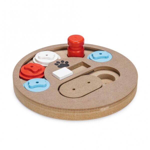 Entdecken Sie das Karlie Hundespielzeug Doggy Brain Train Boney, das speziell für Welpen entwickelt wurde und ideal für die mentale Stimulation ist. Mit diesem hochwertigen Intelligenzspielzeug kann Ihr Welpe spielerisch nach leckeren Hundeleckerlis suchen und gleichzeitig seine Nase trainieren. Die Schieber und Deckel aus robustem Holz ermöglichen es, die Leckerlis sicher zu verstecken, was das Spiel noch spannender macht. Die kompakten Maße von ca. 23 x 23 x 2,5 cm machen es perfekt für kleine Hunde. Fördern Sie das geistige Wachstum Ihres Welpen mit diesem tollen und günstigen Spielzeug, das Spaß und Lernen kombiniert!
