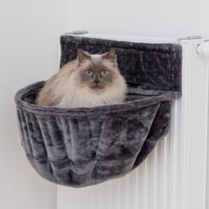 Entdecken Sie das perfekte Wendekissen für große Katzen – unser hochwertiges Kissen mit Plüsch-Bezug aus strapazierfähigem Polyester bietet ultimativen Komfort und Unterstützung. Die gepolsterten Boden- und Rückenteile sowie der stabile Metallrahmen garantieren eine lange Lebensdauer und Sicherheit. Dank der verstellbaren Halterung (9–12 cm) passt das Kissen ideal an alle gängigen Heizkörper und verwandelt jeden Raum in eine gemütliche Wohlfühloase für Ihre Katze. Der Kissenbezug ist bei 30° waschbar, während der Rest des Kissens einfach per Hand gereinigt werden kann. Mit den Maßen von ca. 55 × 15 × 36 cm und der eleganten Farbe Dunkelgrau ist dieses Kissen nicht nur funktional, sondern auch ein stilvolles Accessoire für Ihr Zuhause. Gönnen Sie Ihrer Katze den besten Platz zum Entspannen!