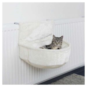 Der Kuschelsack für Heizkörper ist der ideale Rückzugsort für Ihre Samtpfote, der einen gemütlichen und kuschelig warmen Schlafplatz bietet. Mit einem hochwertigen Kurzhaar-Plüsch-Bezug und einem stabilen Metallrahmen mit verstellbaren Bügeln ist dieser Kuschelsack für alle gängigen Heizkörper geeignet. Ein herausnehmbares Wendekissen mit Polyester-Vlies-Füllung sorgt für zusätzlichen Komfort und ein perfektes Kuschelerlebnis. Der Kissenbezug ist bei 30° waschbar, während das Inlett einfach per Handwäsche gereinigt werden kann. Mit den Maßen von ca. 45 x 13 x 33 cm und in elegantem Weiß ist dieser Kuschelsack nicht nur funktional, sondern auch ein stilvolles Accessoire für Ihr Zuhause. Gönnen Sie Ihrer Katze den besten Schlafplatz!