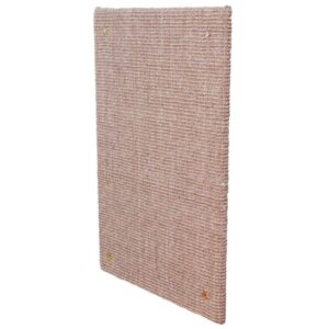 Diese hochwertige Katzenkratzmatte aus Sisal und Fleece (Polyester) ist die ideale Lösung für Katzenliebhaber, die ihre Möbel schützen möchten. Die fleecebezogene Rückseite sorgt dafür, dass empfindliche Wände nicht beschädigt werden, während der Sisal-Bereich speziell dafür entworfen wurde, die Kratzgewohnheiten Ihrer Katze zu unterstützen. Mit den praktischen Maßen von ca. 50 × 70 cm eignet sich diese Matte perfekt zur Wandmontage und schützt gezielt die Bereiche, die Ihre Katze gerne zum Kratzmarkieren nutzt. In einem eleganten Taupe-Ton fügt sich die Matte harmonisch in jede Wohnumgebung ein. Investieren Sie in diese langlebige und stilvolle Katzenkratzmatte, um sowohl Ihre Möbel als auch die Bedürfnisse Ihrer Katze zu berücksichtigen!