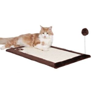 Unsere vielseitige Kratzmatte für Katzen ist die perfekte Lösung, um Ihre Möbel und Tapeten vor Kratzern zu schützen. Diese hochwertige Matte kann überall hingelegt oder aufgehängt werden, wobei das enthaltene Befestigungsmaterial eine einfache Montage ermöglicht. Mit einem stilvollen dunkelbraunen Plüschrand und einem interaktiven Spielzeug auf einer Feder bietet sie sowohl Komfort als auch Unterhaltung für Ihre Katze. Das Pfotenmotiv verleiht der Matte eine charmante Note. Das Wetzen der Krallen ist für Katzen äußerst wichtig, und unsere robuste Sisal-Oberfläche hilft dabei, die schuppige Oberschicht der Krallen effektiv zu entfernen, wodurch ein Einwachsen der Krallen verhindert wird. Mit den Maßen von 70 x 45 cm ist diese Kratzmatte ideal für jeden Katzenliebhaber, der Wert auf Qualität und Funktionalität legt.