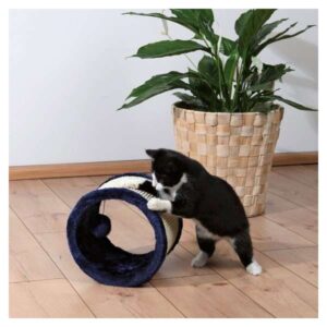 Die Sisal Spielrolle ist die perfekte Lösung, um Ihre Möbel und Teppiche vor den natürlichen Kratzgewohnheiten Ihrer Katze zu schützen. Diese hochwertige Spielrolle kombiniert effektive Krallenpflege mit stundenlangem Spielvergnügen, was sie ideal für Katzen jeden Alters macht. Die innen eingehängte Plüschkugel, die an einem flexiblen Gummiband befestigt ist, sorgt dafür, dass Ihre Katze immer wieder zum Spielen animiert wird. Hergestellt aus robustem Sisal und weichem Plüsch, bietet die Spielrolle nicht nur hohe Qualität, sondern auch ein ansprechendes Design in Blau. Mit den Maßen von ca. 23 x 20 cm passt sie perfekt in jede Wohnung. Schenken Sie Ihrer Katze Freude und schützen Sie gleichzeitig Ihre Möbel – mit der Sisal Spielrolle für Katzen!