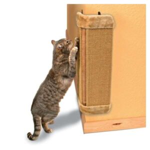 Entdecken Sie unser hochwertiges Kratzbrett aus Sisal und Plüsch, das speziell für Zimmerecken entwickelt wurde. Mit einer plüschbezogenen Rückseite und einem weichen Plüschrand oben und unten bietet es Ihrem Katzenfreund einen komfortablen Platz zum Kratzen und Entspannen. Das integrierte Catnip sorgt für zusätzlichen Spielspaß und Anreiz. Der Sisalteppich hat eine Größe von ca. 14 × 46 cm pro Seite und ist ideal zum Aufhängen. Mit Gesamtmaßen von ca. 32 x 60 cm passt es perfekt in jede Ecke Ihres Zuhauses. Die elegante braune Farbe fügt sich harmonisch in Ihre Einrichtung ein. Gönnen Sie Ihrer Katze dieses praktische und stilvolle Kratzbrett – für gesunde Krallen und viel Freude!