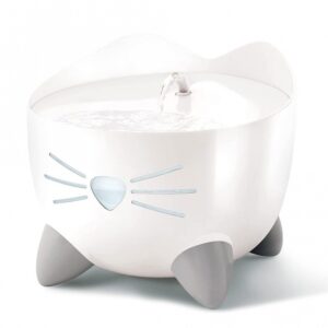 Der Catit PIXI Trinkbrunnen bietet deiner Katze eine optimale Wasserversorgung in ihrer schönsten Form. Mit seinem kontinuierlichen Fluss von frischem und sauberem Wasser regt er Katzen dazu an, mehr zu trinken, was effektiv Harnwegserkrankungen vorbeugt. Der Trinkbrunnen verfügt über eine dreifach wirksame Filterung, die Schmutzpartikel, Gerüche und Verunreinigungen entfernt und gleichzeitig das Wasser enthärtet, indem der Magnesium- und Kalziumgehalt reduziert wird. Ein praktisches Nachtlicht in Weiß zeigt an, dass der Brunnen läuft, während ein rotes Licht blinkt, wenn es Zeit ist, Wasser nachzufüllen. Ergonomische Trinkoptionen sorgen dafür, dass deine Katze bequem trinken kann, ohne den Kopf unangenehm abzuknicken. Zudem ist die schnurrhaarfreundliche Trinkoberfläche ideal für empfindliche Katzen. Dank der leisen Pumpe, die im Reservoir aufgehängt ist, stört der Trinkbrunnen nicht. Mit einer kompakten Größe von ca. 20,5 x 20,5 x 17 cm und einer Reservoirkapazität von 2,5 Litern ist der Catit PIXI Trinkbrunnen die perfekte Wahl für Katzenbesitzer, die Wert auf hohe Qualität und Funktionalität legen. Der USB-Anschluss (DC 5V 1A) ermöglicht eine einfache Stromversorgung. Wähle den Catit PIXI Trinkbrunnen für die Gesundheit und das Wohlbefinden deiner Katze!