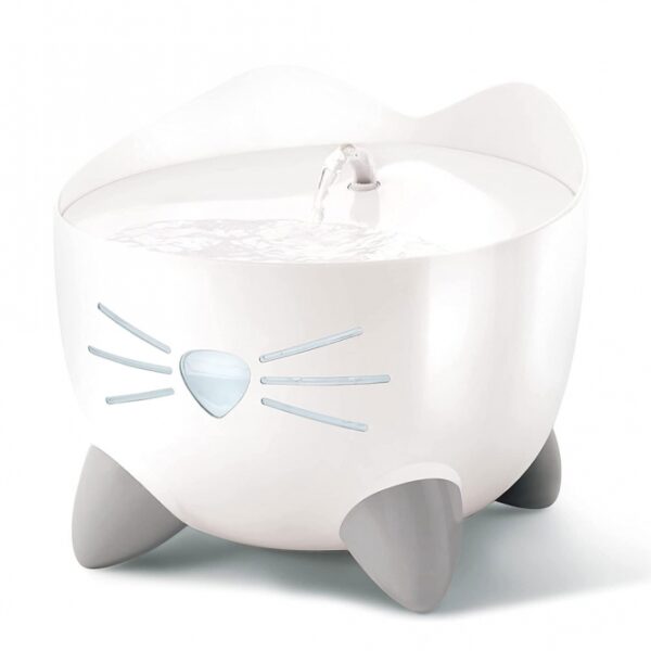 Der Catit PIXI Trinkbrunnen bietet deiner Katze eine optimale Wasserversorgung in ihrer schönsten Form. Mit seinem kontinuierlichen Fluss von frischem und sauberem Wasser regt er Katzen dazu an, mehr zu trinken, was effektiv Harnwegserkrankungen vorbeugt. Der Trinkbrunnen verfügt über eine dreifach wirksame Filterung, die Schmutzpartikel, Gerüche und Verunreinigungen entfernt und gleichzeitig das Wasser enthärtet, indem der Magnesium- und Kalziumgehalt reduziert wird. Ein praktisches Nachtlicht in Weiß zeigt an, dass der Brunnen läuft, während ein rotes Licht blinkt, wenn es Zeit ist, Wasser nachzufüllen. Ergonomische Trinkoptionen sorgen dafür, dass deine Katze bequem trinken kann, ohne den Kopf unangenehm abzuknicken. Zudem ist die schnurrhaarfreundliche Trinkoberfläche ideal für empfindliche Katzen. Dank der leisen Pumpe, die im Reservoir aufgehängt ist, stört der Trinkbrunnen nicht. Mit einer kompakten Größe von ca. 20,5 x 20,5 x 17 cm und einer Reservoirkapazität von 2,5 Litern ist der Catit PIXI Trinkbrunnen die perfekte Wahl für Katzenbesitzer, die Wert auf hohe Qualität und Funktionalität legen. Der USB-Anschluss (DC 5V 1A) ermöglicht eine einfache Stromversorgung. Wähle den Catit PIXI Trinkbrunnen für die Gesundheit und das Wohlbefinden deiner Katze!