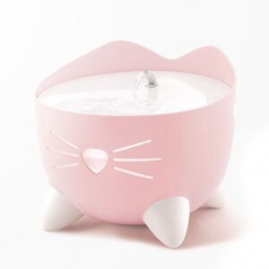 Der Catit PIXI Trinkbrunnen ist die ideale Lösung für die Wasserversorgung deiner Katze und sorgt kontinuierlich für frisches, sauberes Wasser. Fließendes Wasser regt Katzen dazu an, mehr zu trinken, was entscheidend zur Vorbeugung von Harnwegserkrankungen beiträgt. Dieser hochwertige Trinkbrunnen verfügt über eine dreifach wirksame Filterung, die Schmutzpartikel, Gerüche und Verunreinigungen entfernt und das Wasser enthärtet, indem sie den Magnesium- und Kalziumgehalt reduziert. Die praktische LED-Anzeige informiert dich über den Wasserstand: ein weißes Licht zeigt das Nachtlicht an, während ein blinkendes rotes Licht signalisiert, dass es Zeit zum Nachfüllen ist. Mit ergonomischen Trinkoptionen ermöglicht der PIXI Trinkbrunnen deiner Katze ein bequemes Trinken ohne unangenehmes Abknicken des Kopfes. Zudem ist die schnurrhaarfreundliche Trinkoberfläche so gestaltet, dass deine Katze auch bei ausgeschaltetem Brunnen trinken kann. Dank der im Reservoir aufgehängten Pumpe läuft der Trinkbrunnen extrem leise. Mit kompakten Maßen von ca. 20,5 x 20,5 x 17 cm und einer Reservoir-Kapazität von 2,5 Litern ist er perfekt für jeden Haushalt. Der Catit PIXI Trinkbrunnen in stilvollem Rosa ist die beste Wahl für eine gesunde Hydration deiner Katze!