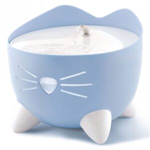 Der Catit PIXI Trinkbrunnen ist die ideale Lösung für die Wasserversorgung deiner Katze und sorgt für kontinuierlich frisches, sauberes Wasser. Fließendes Wasser regt deine Katze dazu an, mehr zu trinken, was entscheidend zur Vorbeugung von Harnwegserkrankungen beiträgt. Mit einer dreifach wirksamen Filterung entfernt der integrierte Filter Schmutzpartikel, Gerüche und Verunreinigungen aus dem Trinkwasser und reduziert gleichzeitig den Magnesium- und Kalziumgehalt, um das Wasser zu enthärten. Das benutzerfreundliche Design bietet ergonomische Trinkoptionen, sodass deine Katze bequem trinken kann, ohne ihren Kopf unnatürlich abknicken zu müssen. Der bogenförmige Wasserstrom lässt sich einfach durch den Düsenkopf einstellen. Zudem ist der Trinkbrunnen schnurrhaarfreundlich, was das Trinken für deine Katze angenehm macht, selbst wenn das Gerät ausgeschaltet ist. Mit einem leisen Betrieb, da die Pumpe im Reservoir aufgehängt ist, stört der PIXI Trinkbrunnen nicht beim Entspannen. Die kompakten Maße von ca. 20,5 x 20,5 x 17 cm und die große Kapazität von 2,5 Litern machen ihn zu einer praktischen Wahl für jeden Katzenbesitzer. Der USB-Anschluss (DC 5V 1A) sorgt für eine einfache Stromversorgung. In einem stilvollen Blau ist der Catit PIXI Trinkbrunnen nicht nur funktional, sondern auch optisch ansprechend. Gönne deiner Katze das beste Trinkvergnügen mit diesem hochwertigen Trinkbrunnen!