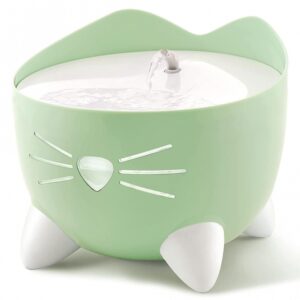 Der Catit PIXI Trinkbrunnen bietet eine optimale Wasserversorgung für deine Katze in ihrer schönsten Form. Mit seinem fließenden Wasser regt der Trinkbrunnen deine Katze dazu an, mehr zu trinken, was entscheidend zur Vorbeugung von Harnwegserkrankungen beiträgt. Dank der innovativen dreifachen Filterung entfernt der integrierte Filter Schmutzpartikel, Gerüche und Verunreinigungen aus dem Trinkwasser und reduziert gleichzeitig den Magnesium- und Kalziumgehalt, um das Wasser zu enthärten. Die praktische Anzeige auf der Nase des PIXI Trinkbrunnens informiert dich über den aktuellen Wasserstand: Ein weißes Licht signalisiert Nachtlicht, ein blinkendes rotes Licht zeigt an, dass es Zeit zum Nachfüllen ist, und ein dauerhaft rotes Licht bedeutet, dass kein Wasser mehr vorhanden ist – der Brunnen schaltet sich dann automatisch ab. Der ergonomische Wasserfluss sorgt dafür, dass deine Katze bequem trinken kann, ohne ihren Kopf unnatürlich abknicken zu müssen. Der bogenförmige Wasserstrom kann einfach durch Anbringen des Düsenkopfs erzeugt werden. Zudem ist die schnurrhaarfreundliche Trinkoberfläche so gestaltet, dass deine Katze auch bei ausgeschaltetem Brunnen trinken kann. Mit einem leisen Betrieb, der die Pumpe im Reservoir aufhängt, ist der Catit PIXI Trinkbrunnen so leise wie ein Mäuschen. Die kompakten Maße von ca. 20,5 x 20,5 x 17 cm und die großzügige Reservoir-Kapazität von 2,5 Litern machen ihn zu einer praktischen Wahl für jeden Katzenbesitzer. Der Trinkbrunnen wird über einen USB-Anschluss mit DC 5V 1A betrieben und ist in einem eleganten Mintgrün erhältlich. Sorge für das Wohlbefinden deiner Katze mit diesem hochwertigen Trinkbrunnen, der frisches, sauberes Wasser jederzeit zur Verfügung stellt!