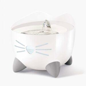Entdecke den Catit PIXI 2,5-Liter-Trinkbrunnen mit hochwertigem Edelstahl-Top, der speziell für wählerische Katzen entwickelt wurde. Dieser stilvolle Trinkbrunnen fördert das Trinken durch ergonomische Trinkoptionen und sorgt für kontinuierlich frisches, sauberes Wasser. Dank der dreifach wirksamen Filterung entfernt der integrierte Filter Schmutzpartikel und Verunreinigungen, während er das Wasser enthärtet und somit Harnwegserkrankungen vorbeugt. Die praktische LED-Statusanzeige zeigt dir jederzeit den Wasserstand an – blinkend rot bedeutet Nachfüllen, und bei leerem Reservoir schaltet sich der Brunnen automatisch ab. Mit seiner leisen Pumpe und der schnurrhaarfreundlichen Trinkoberfläche ist dieser Trinkbrunnen nicht nur funktional, sondern auch angenehm für deine Katze. Maße: ca. 20,5 x 20,5 x 17 cm, Kapazität: 2,5L. Gönn deiner Katze die beste Wasserversorgung in hygienischer Qualität!