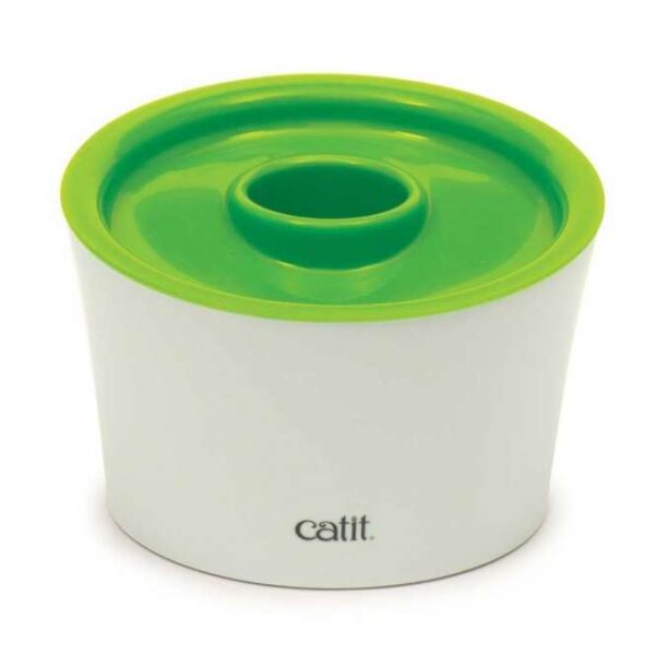 Der Catit 3-in-1-Napf ist die perfekte Lösung, um Ihrer Katze sowohl nasses als auch trockenes Futter auf praktische Art und Weise zu servieren. Mit seinem kompakten und durchdachten Design vereint dieser hochwertige Napf drei Funktionen in einem: eine Pfotenöffnung, die das natürliche Fressverhalten Ihrer Katze stimuliert, sodass sie spielerisch snackgroße Portionen herausfischen kann. Dies fördert nicht nur die gesunde Futteraufnahme, sondern verhindert auch, dass sich Ihre Katze überfrisst. Ideal für die Zeiten, in denen Sie nicht zu Hause sind, können Sie Nassfutter direkt in den Napf geben, während die Pfotenöffnung kleine Trockenfutterhappen für den Tag bereithält. Zusätzlich bietet der großzügige Vorratsbehälter im Inneren des Napfes eine praktische Möglichkeit, die Lieblingsleckereien Ihrer Katze griffbereit zu halten. Das flache Design sorgt dafür, dass die sensiblen Schnurrhaare Ihrer Katze nicht an den Seiten des Napfes reiben, und die komfortable Höhe ist sowohl für Kätzchen als auch für erwachsene Katzen geeignet. Der Catit 3-in-1-Napf lässt sich einfach auseinandernehmen und reinigen – einfach mit Neutralseife abwaschen und gründlich spülen. Mit einem Durchmesser von ca. 19 cm und einer Höhe von 12,5 cm ist dieser Napf die ideale Ergänzung für jeden Katzenhaushalt. Kombinieren Sie den Catit 3-in-1-Napf mit dem Catit Blumentrinkbrunnen für ein vollständiges Futter- und Trinkerlebnis für Ihre Katze!