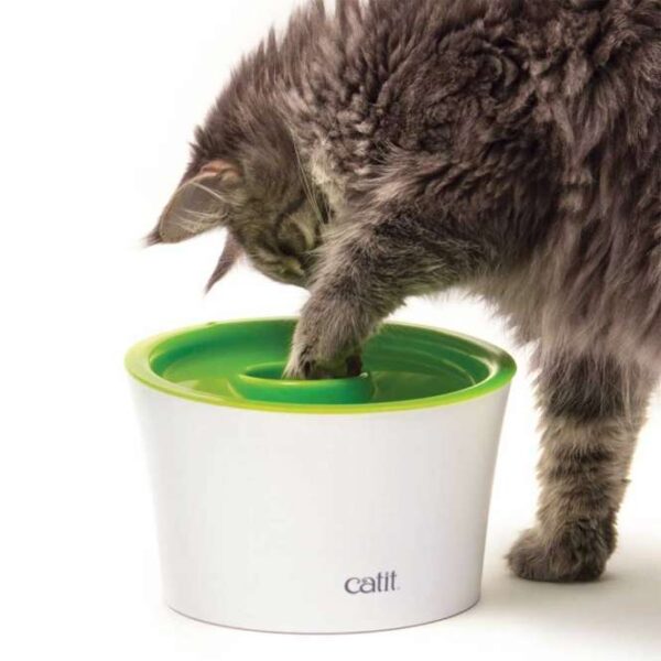 Der Catit 3-in-1-Napf ist die perfekte Lösung, um Ihrer Katze sowohl nasses als auch trockenes Futter auf praktische Art und Weise zu servieren. Mit seinem kompakten und durchdachten Design vereint dieser hochwertige Napf drei Funktionen in einem: eine Pfotenöffnung, die das natürliche Fressverhalten Ihrer Katze stimuliert, sodass sie spielerisch snackgroße Portionen herausfischen kann. Dies fördert nicht nur die gesunde Futteraufnahme, sondern verhindert auch, dass sich Ihre Katze überfrisst. Ideal für die Zeiten, in denen Sie nicht zu Hause sind, können Sie Nassfutter direkt in den Napf geben, während die Pfotenöffnung kleine Trockenfutterhappen für den Tag bereithält. Zusätzlich bietet der großzügige Vorratsbehälter im Inneren des Napfes eine praktische Möglichkeit, die Lieblingsleckereien Ihrer Katze griffbereit zu halten. Das flache Design sorgt dafür, dass die sensiblen Schnurrhaare Ihrer Katze nicht an den Seiten des Napfes reiben, und die komfortable Höhe ist sowohl für Kätzchen als auch für erwachsene Katzen geeignet. Der Catit 3-in-1-Napf lässt sich einfach auseinandernehmen und reinigen – einfach mit Neutralseife abwaschen und gründlich spülen. Mit einem Durchmesser von ca. 19 cm und einer Höhe von 12,5 cm ist dieser Napf die ideale Ergänzung für jeden Katzenhaushalt. Kombinieren Sie den Catit 3-in-1-Napf mit dem Catit Blumentrinkbrunnen für ein vollständiges Futter- und Trinkerlebnis für Ihre Katze!