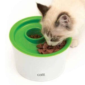Der Catit 3-in-1-Napf ist die perfekte Lösung, um Ihrer Katze sowohl nasses als auch trockenes Futter auf praktische Art und Weise zu servieren. Mit seinem kompakten und durchdachten Design vereint dieser hochwertige Napf drei Funktionen in einem: eine Pfotenöffnung, die das natürliche Fressverhalten Ihrer Katze stimuliert, sodass sie spielerisch snackgroße Portionen herausfischen kann. Dies fördert nicht nur die gesunde Futteraufnahme, sondern verhindert auch, dass sich Ihre Katze überfrisst. Ideal für die Zeiten, in denen Sie nicht zu Hause sind, können Sie Nassfutter direkt in den Napf geben, während die Pfotenöffnung kleine Trockenfutterhappen für den Tag bereithält. Zusätzlich bietet der großzügige Vorratsbehälter im Inneren des Napfes eine praktische Möglichkeit, die Lieblingsleckereien Ihrer Katze griffbereit zu halten. Das flache Design sorgt dafür, dass die sensiblen Schnurrhaare Ihrer Katze nicht an den Seiten des Napfes reiben, und die komfortable Höhe ist sowohl für Kätzchen als auch für erwachsene Katzen geeignet. Der Catit 3-in-1-Napf lässt sich einfach auseinandernehmen und reinigen – einfach mit Neutralseife abwaschen und gründlich spülen. Mit einem Durchmesser von ca. 19 cm und einer Höhe von 12,5 cm ist dieser Napf die ideale Ergänzung für jeden Katzenhaushalt. Kombinieren Sie den Catit 3-in-1-Napf mit dem Catit Blumentrinkbrunnen für ein vollständiges Futter- und Trinkerlebnis für Ihre Katze!