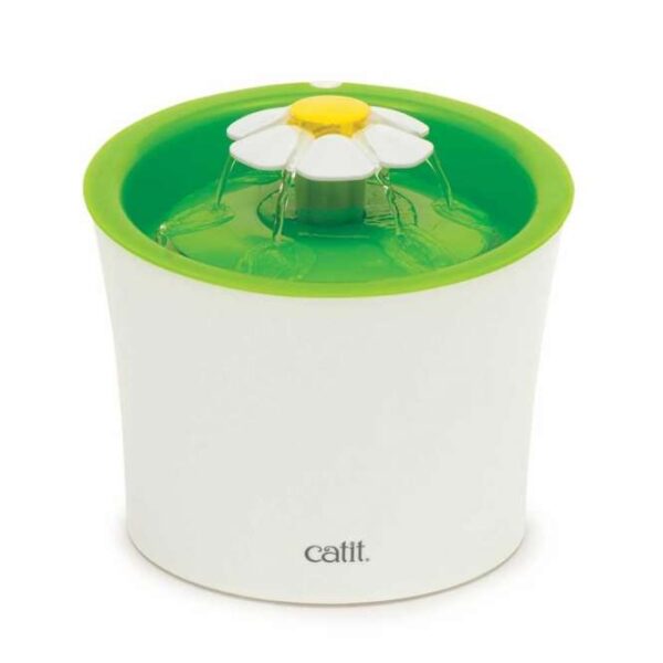 Der Catit Blumentrinkbrunnen ist die ideale Lösung, um Ihre Katze zu ermuntern, mehr zu trinken und damit ihre Gesundheit zu fördern. Regelmäßiges Trinken ist entscheidend für eine optimale Nierenfunktion und hilft, das Risiko von Harnwegserkrankungen zu verringern. Mit drei verschiedenen Wasserfluss-Einstellungen – sanfter Wasserfluss, sprudelndes Wasser und ruhiger Wasserfluss – ist dieser Trinkbrunnen perfekt für wählerische Katzen. Sein kompaktes, ergonomisches Design mit einem großzügigen 3-Liter-Reservoir (Durchmesser ca. 18 cm) benötigt nur wenig Platz und bietet gleichzeitig eine angenehme Oberfläche für die Schnurrhaare Ihrer Katze. Dank des lichtundurchlässigen Reservoirs bleibt das Wasser länger frisch, während die energieeffiziente Pumpe (unter 4 Watt) für leisen Betrieb sorgt. Der integrierte Doppelfunktionsfilter reinigt und enthärtet hartes Leitungswasser, indem er Haare, Sedimente und Verunreinigungen effektiv filtert. Die Reinigung des Catit Blumentrinkbrunnens ist einfach: Zerlegen Sie die Teile und spülen Sie sie mit Neutralseife ab. Kombinieren Sie den Trinkbrunnen mit dem Catit 3-in-1-Napf für ein rundum gelungenes Futter- und Trink-Erlebnis für Ihre Katze!