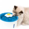Der Catit Blumentrinkbrunnen ist die ideale Lösung, um Ihre Katze dazu zu ermuntern, ausreichend gefiltertes Wasser zu trinken. Regelmäßige Flüssigkeitsaufnahme unterstützt die Gesundheit Ihrer Katze, fördert eine optimale Nierenfunktion und reduziert das Risiko von Harnwegserkrankungen. Dieser hochwertige Trinkbrunnen bietet drei anpassbare Wasserfluss-Einstellungen: sanfter Fluss, sprudelndes Wasser und ruhiger Fluss, sodass auch wählerische Trinker auf ihre Kosten kommen. Die blütenblattförmige Oberseite mit sechs Wasserreservoirs ermöglicht es Ihrer Katze, auch bei ausgeschaltetem Brunnen zu trinken. Ein praktisches Anzeigefenster mit sanftem LED-Nachtlicht zeigt den Wasserstand an und leitet Ihre Katze in der Dunkelheit. Der dreifach wirksame Filter sorgt dafür, dass das Wasser stets frisch und sauber bleibt. Dabei filtert das Wattegewebe Schmutzpartikel, die Aktivkohle entfernt Gerüche und Verunreinigungen, und das Ionenaustauschharz macht das Wasser weicher. Dank des kompakten 3-Liter-Wasserreservoirs benötigt der Brunnen nur wenig Stellfläche und ist einfach zu reinigen – alle Komponenten sind leicht zugänglich und können mit Wasser und Neutralseife gereinigt werden. Der Catit Blumentrinkbrunnen ist BPA-frei und sorgt für ein sicheres Trinkerlebnis für Ihre Katze. Gönnen Sie Ihrer Katze das Beste und fördern Sie ihre Gesundheit mit diesem praktischen und stilvollen Trinkbrunnen!
