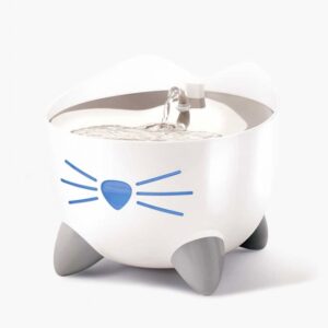 Entdecken Sie den **2-Liter-Trinkbrunnen mit UVC-Sterilisation und App-Steuerung**, der speziell für die Bedürfnisse Ihrer Katze entwickelt wurde. Dieser innovative Trinkbrunnen neutralisiert dank der effektiven UVC-Sterilisation 99% der Bakterien und Viren und sorgt so für ultrasauberes, schmackhaftes Wasser. Der integrierte Filter enthärtet das Wasser und entfernt Verunreinigungen, was die Gesundheit Ihrer Katze unterstützt und Harnwegserkrankungen vorbeugt. Mit ergonomischen Trinkoptionen und einem hochwertigen Edelstahleinsatz ist dieser Trinkbrunnen auch ideal für wählerische Katzen. Über die kostenlose App mit integriertem WiFi haben Sie stets den Überblick: von der UVC-Statusanzeige bis hin zur Filterwechselbenachrichtigung. Genießen Sie die leise Pumpe mit langlebigem Keramiklager, die für einen ruhigen Betrieb sorgt. Machen Sie das Trinken für Ihre Katze zum Vergnügen – mit dem Catit PIXI Smart-Trinkbrunnen!