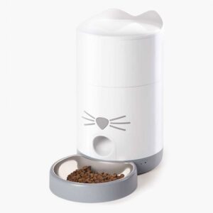 Der **PIXI Smart-Futternapf** von Catit ist die perfekte Lösung für alle Katzenbesitzer, die eine flexible und stressfreie Fütterung wünschen. Mit seiner hochwertigen Edelstahlfutterschale und einem großen Reservoir, das bis zu 1,2 kg Trockenfutter fasst, sorgt dieser Futternapf für eine optimale Futterversorgung deiner Katze über einen Zeitraum von 10 bis 15 Tagen. Dank der kostenlosen App und dem integrierten WiFi kannst du individuelle Fütterungspläne erstellen und bis zu 12 Mahlzeiten pro Tag programmieren – ganz nach den Bedürfnissen deiner Katze. Der smarte Futternapf informiert dich per Push-Benachrichtigung, wenn es Zeit ist, das Futter aufzufüllen, und ermöglicht es dir, die Fütterung auch mit Freunden oder Familienmitgliedern zu teilen. Die spezielle Konstruktion und der leistungsstarke Motor gewährleisten eine zuverlässige Futterausgabe ohne Verstopfungen. Mit dem **PIXI Smart-Futternapf** bringst du nicht nur moderne Technologie in den Alltag deiner Katze, sondern auch eine neue Dimension der Fütterungsroutine – für glückliche und gesunde Katzen!