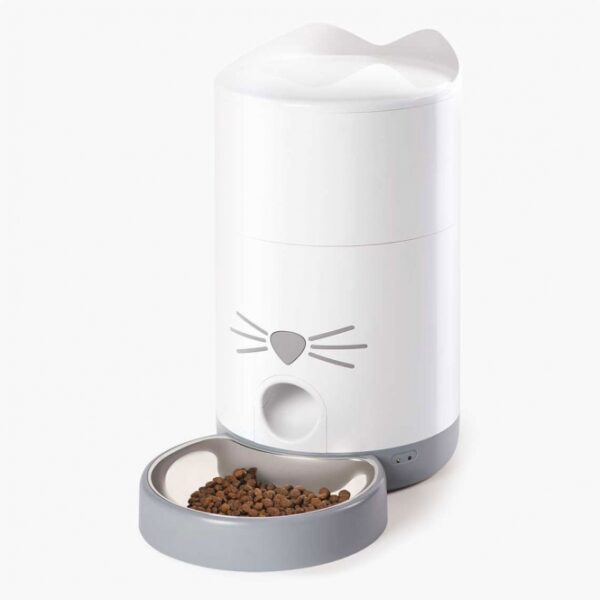 Der **PIXI Smart-Futternapf** von Catit ist die perfekte Lösung für alle Katzenbesitzer, die eine flexible und stressfreie Fütterung wünschen. Mit seiner hochwertigen Edelstahlfutterschale und einem großen Reservoir, das bis zu 1,2 kg Trockenfutter fasst, sorgt dieser Futternapf für eine optimale Futterversorgung deiner Katze über einen Zeitraum von 10 bis 15 Tagen. Dank der kostenlosen App und dem integrierten WiFi kannst du individuelle Fütterungspläne erstellen und bis zu 12 Mahlzeiten pro Tag programmieren – ganz nach den Bedürfnissen deiner Katze. Der smarte Futternapf informiert dich per Push-Benachrichtigung, wenn es Zeit ist, das Futter aufzufüllen, und ermöglicht es dir, die Fütterung auch mit Freunden oder Familienmitgliedern zu teilen. Die spezielle Konstruktion und der leistungsstarke Motor gewährleisten eine zuverlässige Futterausgabe ohne Verstopfungen. Mit dem **PIXI Smart-Futternapf** bringst du nicht nur moderne Technologie in den Alltag deiner Katze, sondern auch eine neue Dimension der Fütterungsroutine – für glückliche und gesunde Katzen!
