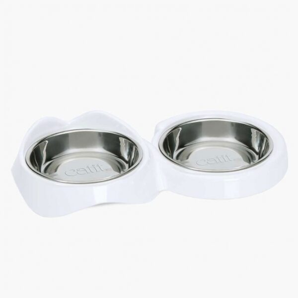 Schnurrhaarfreundlicher Futternapf mit niedlichem Design für Katzen Ideal für Trocken- und Nassfutter Flaches, schnurrhaarfreundliches Design mit rutschfester Halterung Inklusive Reservenapf für zusätzlichen Komfort Hochwertiger, spülmaschinengeeigneter Edelstahl Kapazität pro Napf: 200 ml Erhältlich als Einzel- oder Doppel-Napf Der Catit Futternapf wurde speziell für eine angenehme Fütterung deiner Katze entwickelt. Mit seinem flachen Design berührt der Napf nicht die empfindlichen Schnurrhaare, was das Fressen für deine Samtpfote komfortabler macht. Dank seiner ergonomischen Form kann deine Katze eine natürliche Haltung beim Fressen einnehmen. Dieser hochwertige Futternapf aus Edelstahl ist nicht nur langlebig, sondern auch leicht zu reinigen und hygienisch. Ob für Trocken- oder Nassfutter, der Catit Napf ist der perfekte Begleiter für jede Mahlzeit. Wähle zwischen dem Einzel- oder Doppel-Napf und sorge dafür, dass deine Katze jeden Tag die richtige Portion erhält – in einem Fressnapf, den sie lieben wird. Achte auf das schnurrhaarfreundliche Design und die rutschfeste Halterung, damit der Napf auch bei lebhaften Katzen an Ort und Stelle bleibt. Investiere in die Gesundheit und das Wohlbefinden deiner Katze mit diesem praktischen und stilvollen Futternapf!
