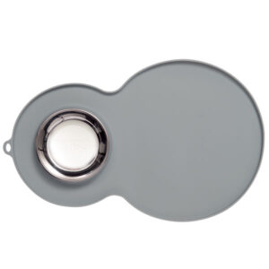 Entdecken Sie die **hochwertige Silikon-Unterlegmatte mit Edelstahl-Napf**, die nicht nur stilvoll aussieht, sondern auch funktional ist. Diese **weiche Silikon-Unterlegmatte** verfügt über einen praktischen Rand und eine integrierte Schlaufe, die das Trocknen und die Lagerung der Matte erleichtert. Ihr **niedriges, schnurrhaarfreundliches Design** sorgt dafür, dass auch empfindliche Katzenhaare nicht hängen bleiben. Ideal in Kombination mit dem **Catit Trinkbrunnen**, dem **Catit Multi-Napf** und anderen **Catit Futternäpfen**, bietet diese Matte eine flexible und **lebensmittelechte** Lösung für Ihre Haustierbedürfnisse. Die matte ist leicht zu reinigen und hat die Gesamtmaße von ca. **46 x 29 x 2,5 cm** sowie einen Napf mit den Maßen von ca. **2,3 x 13 x 13 cm (HxBxT)**. Bringen Sie Komfort und Stil in die Fütterungszeit Ihres Lieblings!